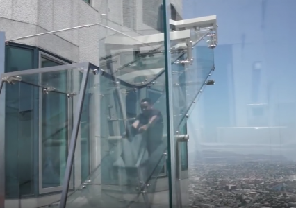 skyslide_US_Bank_Tower_Los_Angeles_glissade_toboggan_glissoire-426×300 alternate text for this image