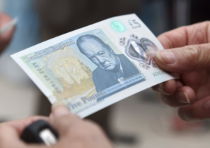 Le Royaume-Uni adopte les billets de banque en plastique