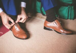 Insolite : pas de chaussures brunes à la City