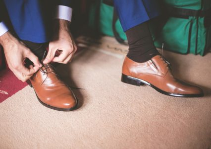 souliers_attacher_costume_brun_chic_beau_vetement_uniforme_etiquette-426×300 alternate text for this image