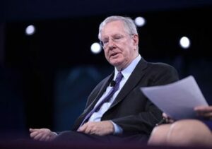 Steve Forbes s’en prend aux politiques monétaires
