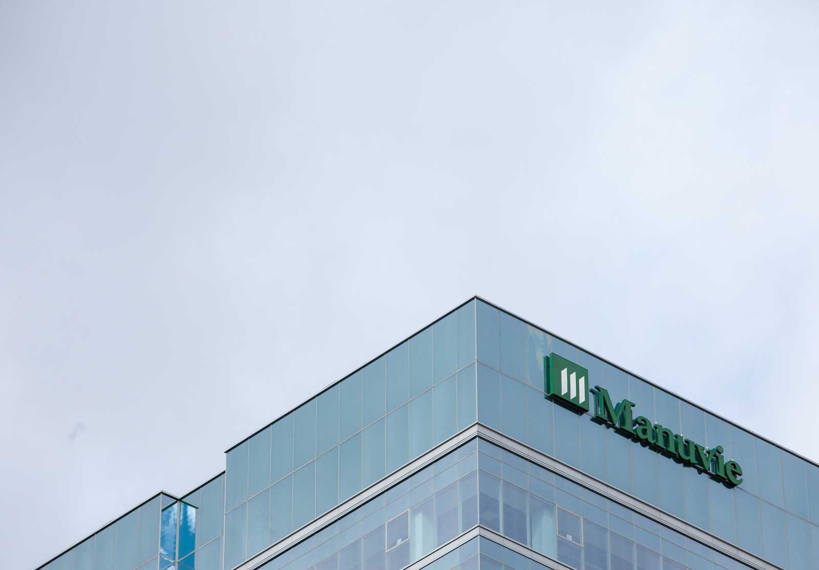 Un immeuble avec le logo de Manuvie.