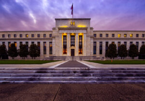 La Fed maintient ses taux mais reste ouverte à une baisse
