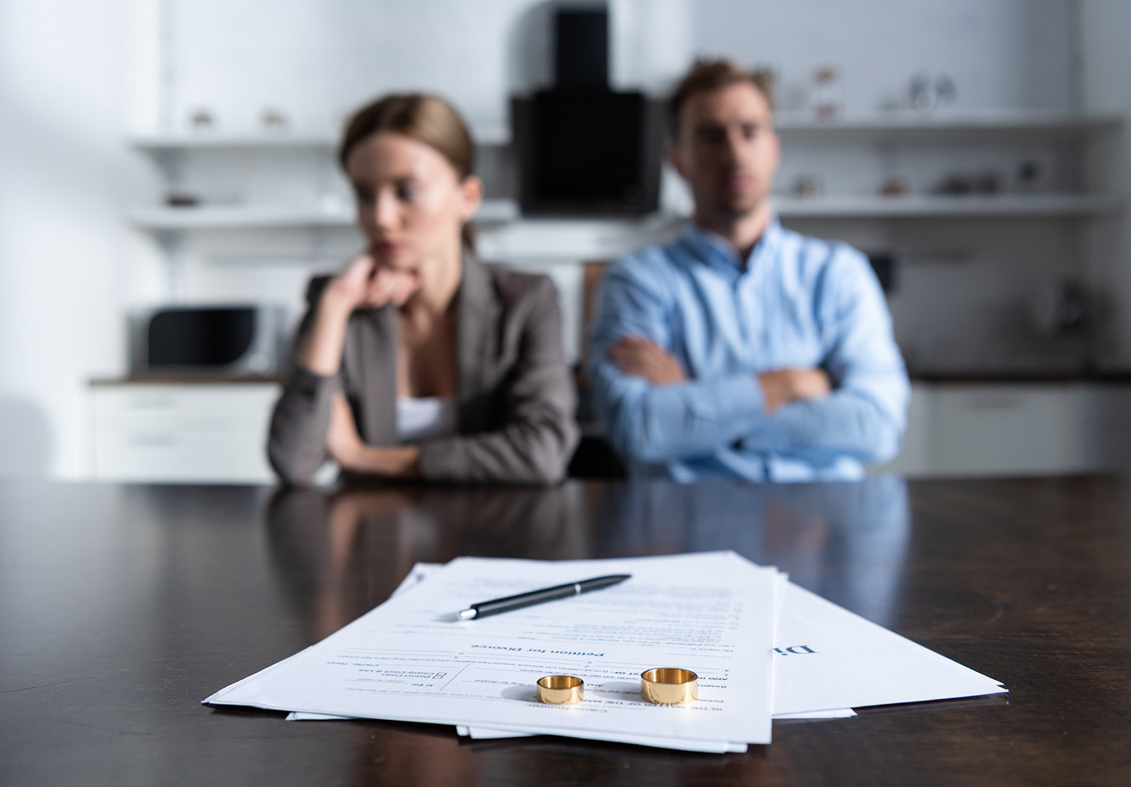 focus sélectif sur un couple assis à une table avec des documents de divorce