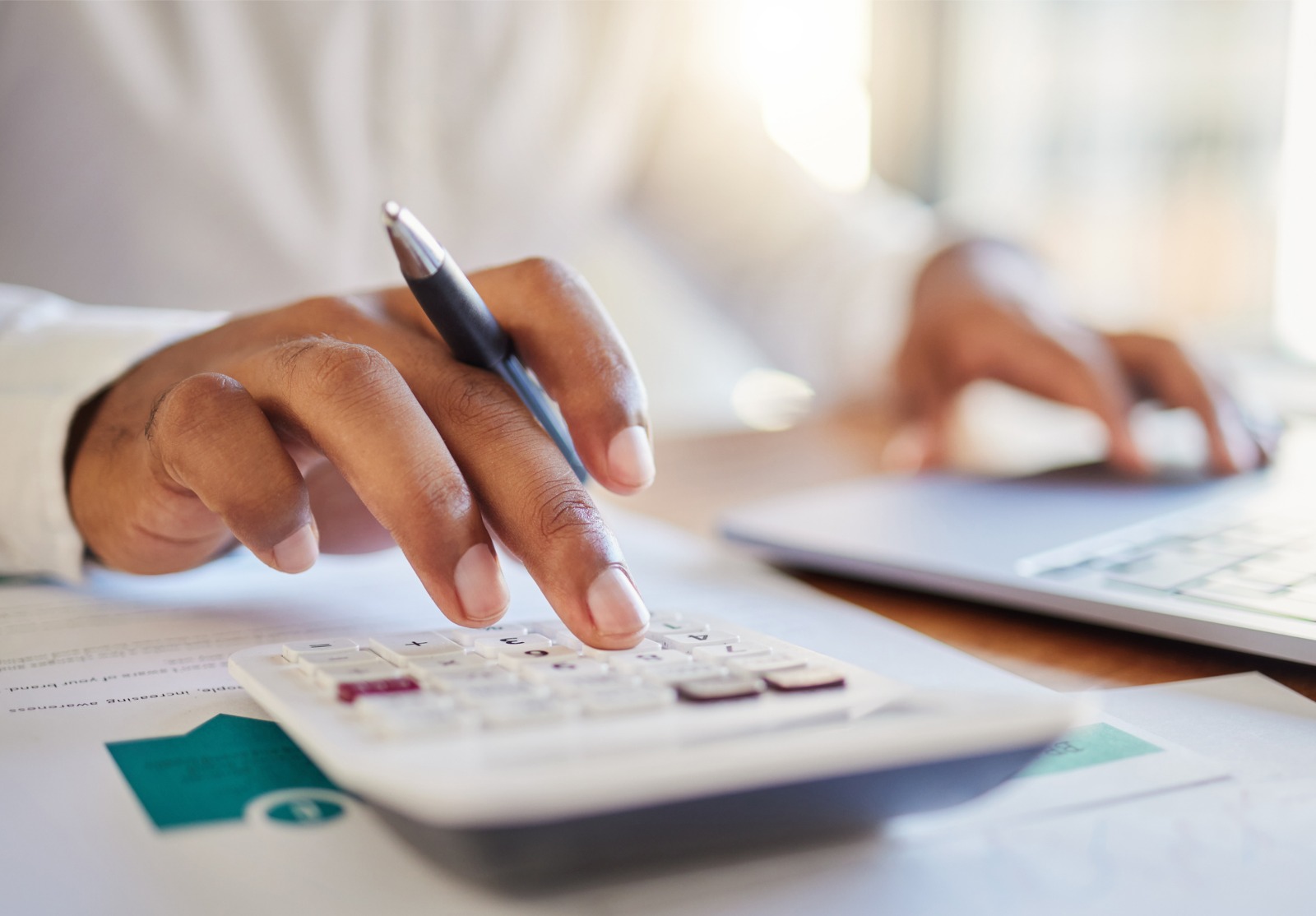 Un homme sur ordinateur et calculatrice élaborant sa stratégie budgétaire d’entreprise. Homme d’affaires à son bureau, ordinateur portable, gestion de l’argent et investissement financier en ligne.