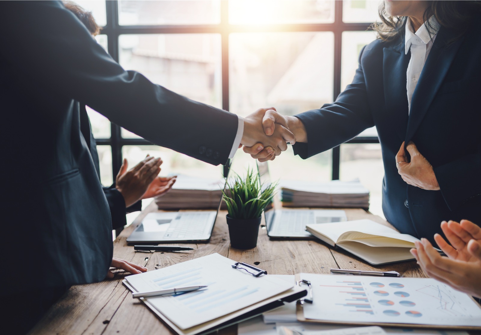 Des gens d’affaires se serrent la main pour féliciter le succès. Les dirigeants d’entreprise se serrent la main pour féliciter l’accord commercial conjoint.