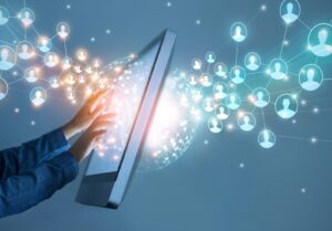 Homme d’affaires touchant la structure globale réseaux et échanges de connexion client sur l’écran numérique de l’interface, entreprise de technologie et de la communication.