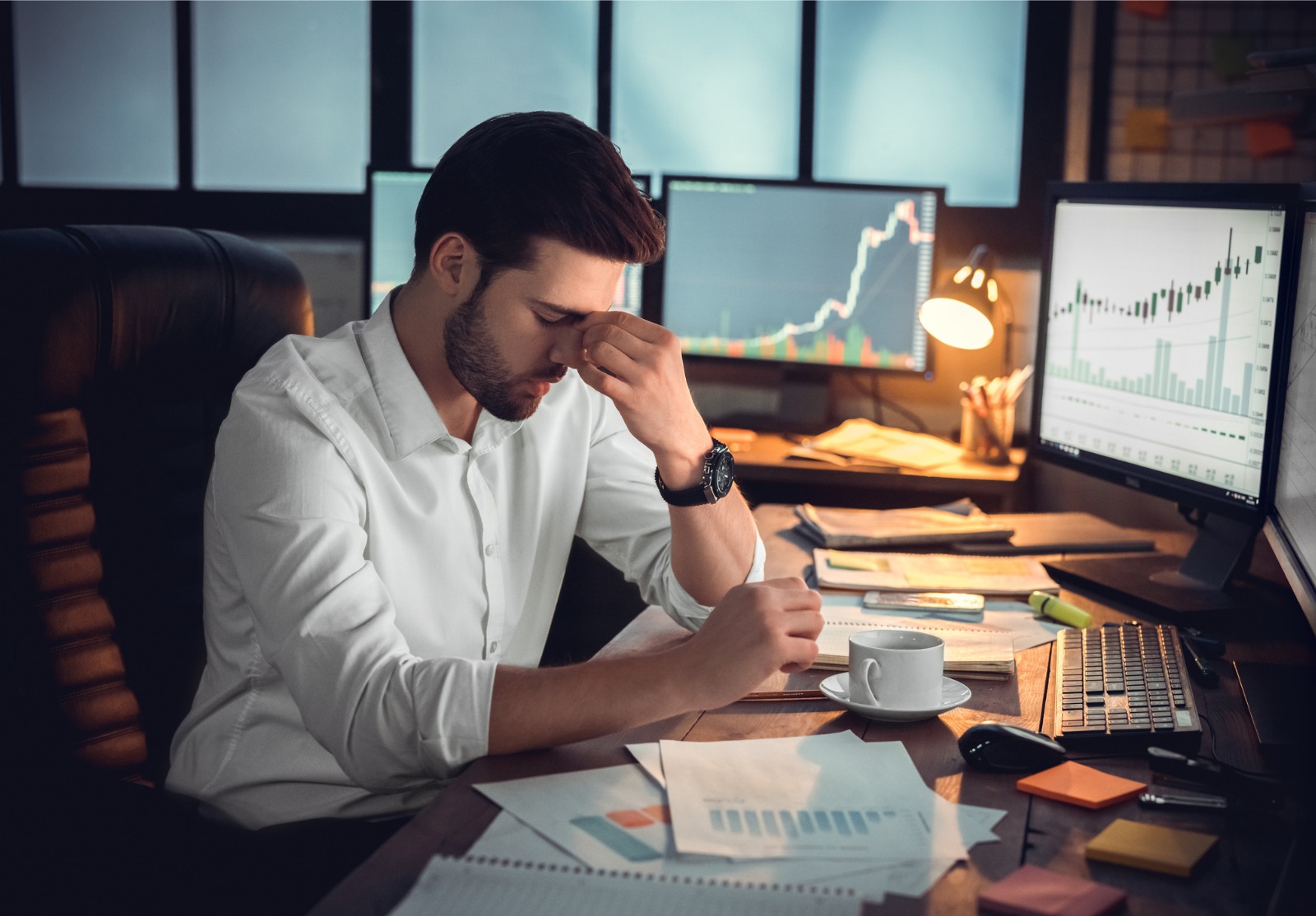 Déprimé Trader frustré fatigué de surtravail ou stressé par la faillite.