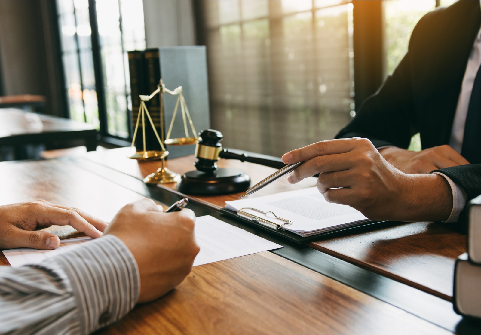 L’avocat explique au sujet des lois d’acte répréhensible concernant la fraude au client au bureau.