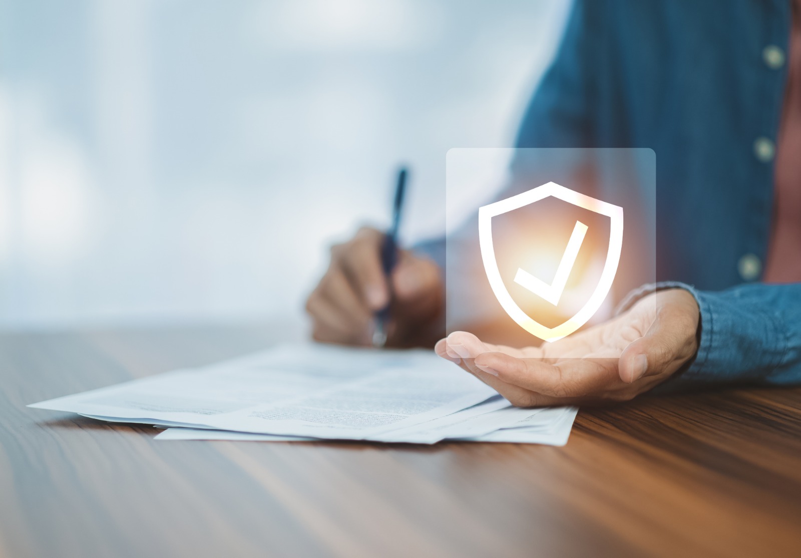 Document de signature de l’homme pour l’investissement en assurance-vie