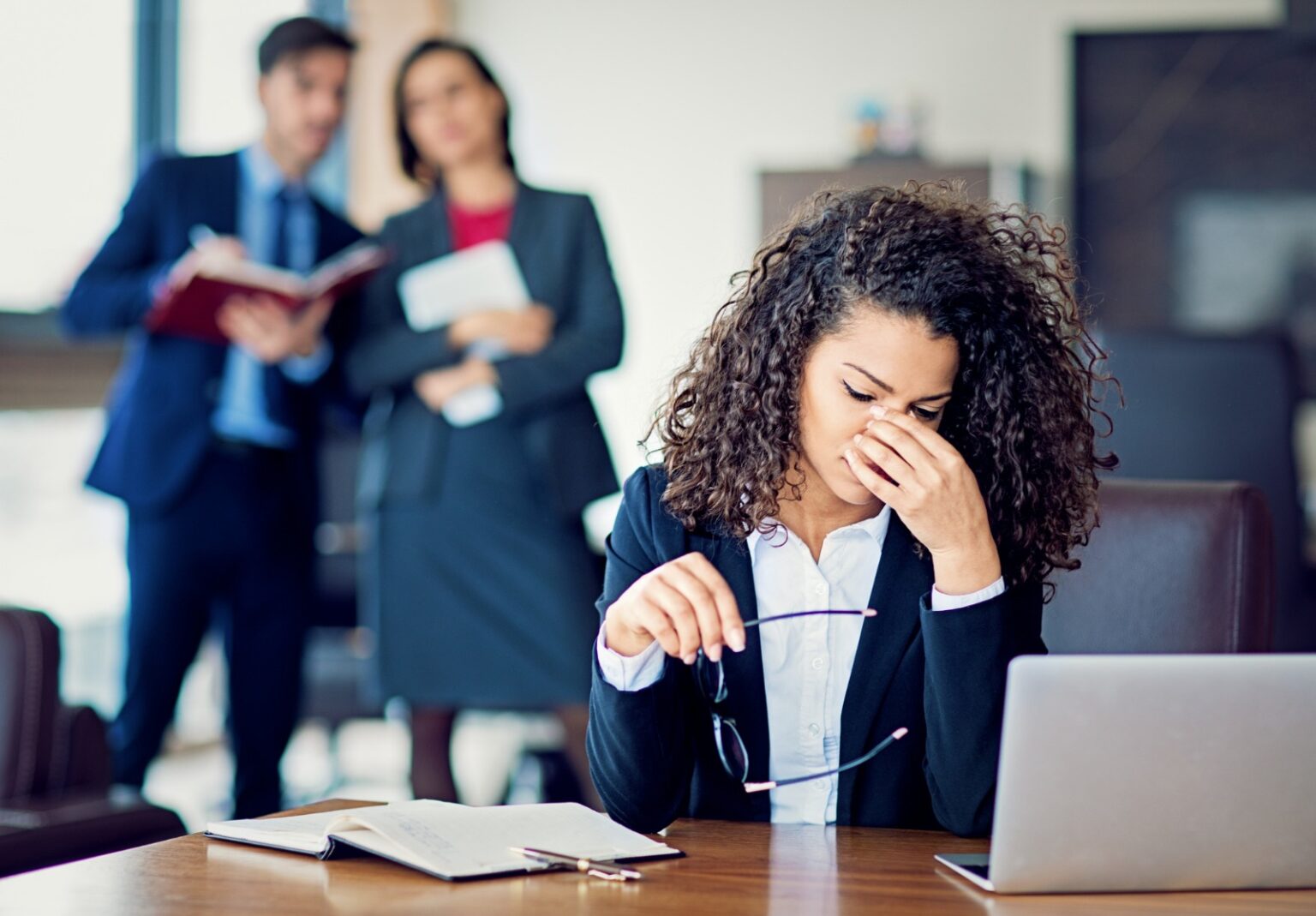 Femme d’affaires de Burnout sous pression dans le Bureau.