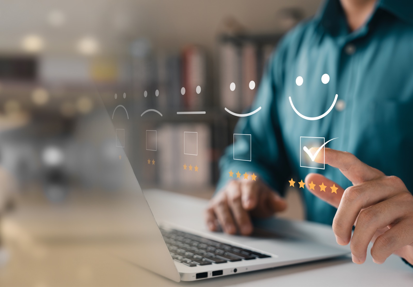 Concept d’enquête de satisfaction client, les utilisateurs évaluent les expériences de service Sur l’application en ligne, les clients peuvent évaluer la qualité du service menant à l’évaluation de la réputation de l’entreprise.