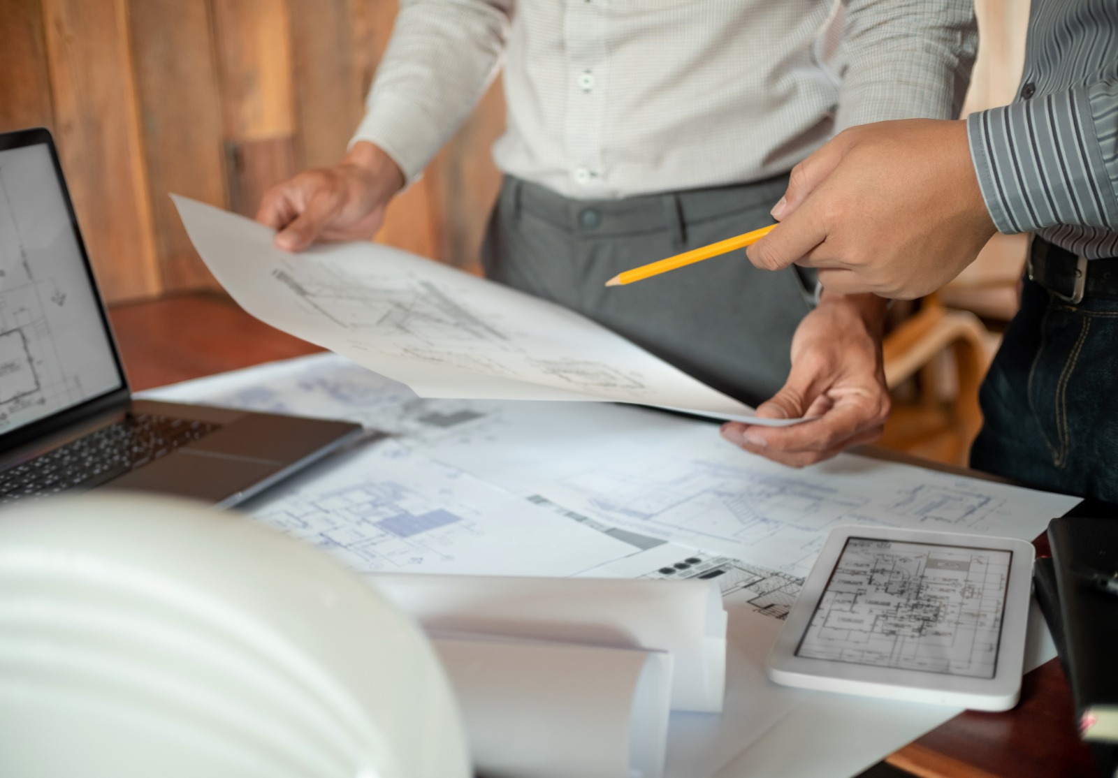 Des professionnels qui se présentent des plans.