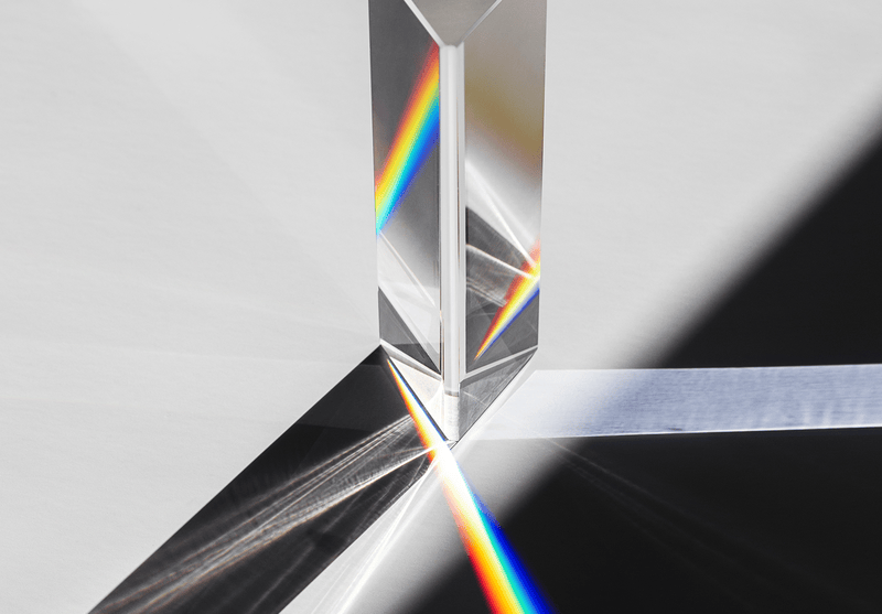 La lumière qui traverse un prisme crée un spectre arc-en-ciel.