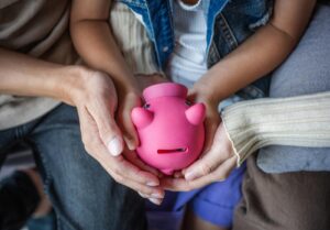 Un décalage dans la résilience financière des jeunes