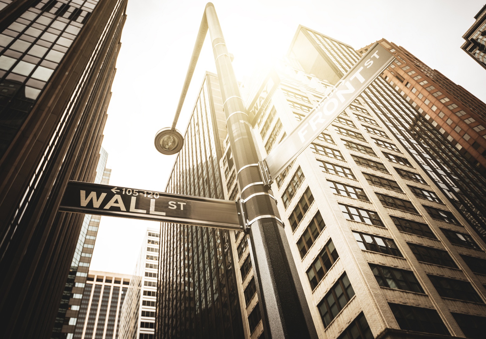 Vue emblématique de Wall Street à New York, avec ses immeubles financiers historiques et modernes, symbole du cœur économique et boursier mondial.