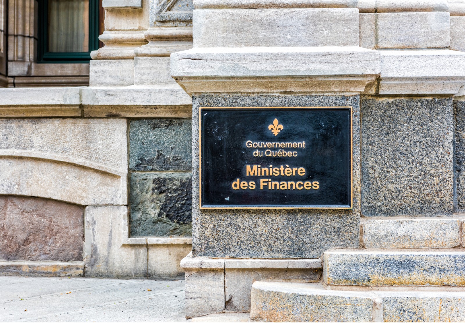 Vieille ville de rue avec l’entrée du ministère des Finances Gouvernement.