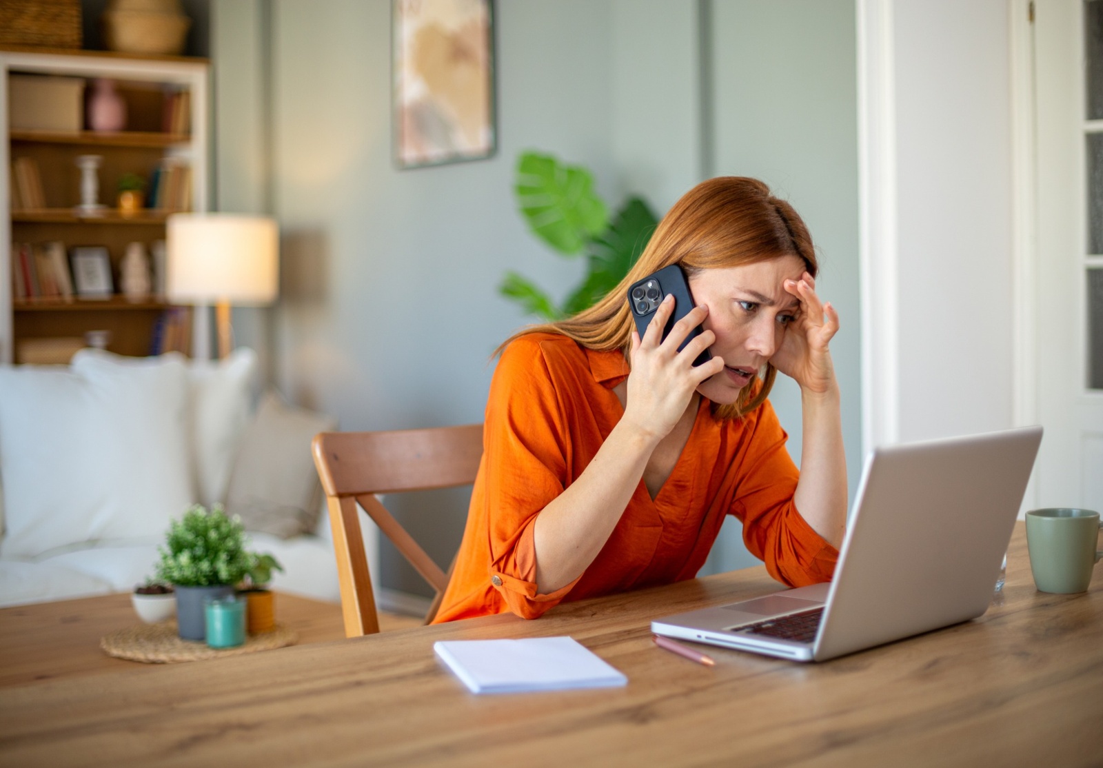 Femme inquiète recevant un appel concernant un problème administratif ou financier.